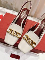 Valentino V logo chain white leather slingback heels  - 3