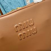 Miu Miu logo embossed brown leather tote bag - 4