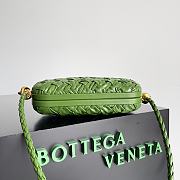 Bottega Veneta intreccio green leather clutch - 5