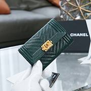 Chanel green lambskin V quilted wallet - 3