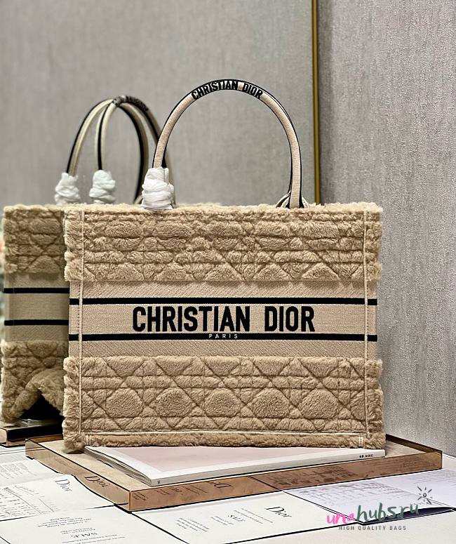 Dior book tote medium beige cannage shearling bag - 1