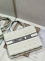 Dior book tote medium white cannage shearling bag - 5