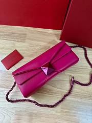 Valentino One Stud chain-strap pink leather clutch - 4