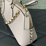 Valentino Garavani light pink rockstud hand bag - 6