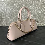 Valentino Garavani light pink rockstud hand bag - 4