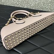 Valentino Garavani light pink rockstud hand bag - 3