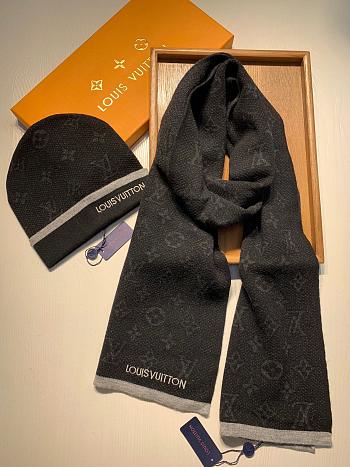 Louis Vuitton black set ( hat + scarf)