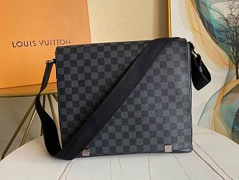 Louis Vuitton District MM Messenger Bag