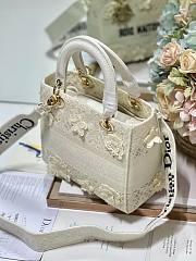 Dior Lady D-lite medium white flower embroidery bag - 2