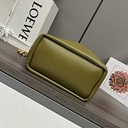 Loewe Squeeze small olive leather bag - 4