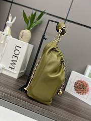 Loewe Squeeze small olive leather bag - 5