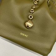 Loewe Squeeze small olive leather bag - 6