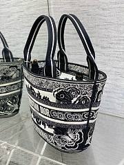 Dior blue white and black flower embroidery basket bag - 3