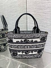 Dior blue white and black flower embroidery basket bag - 6