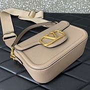 Valentino Garavani Loco beige shoulder bag - 5