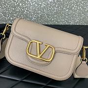 Valentino Garavani Loco beige shoulder bag - 6