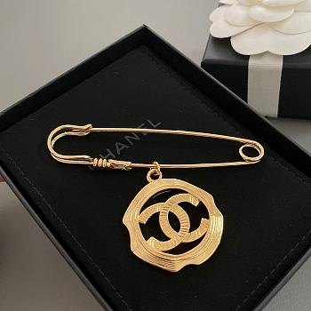 Chanel brooch 03