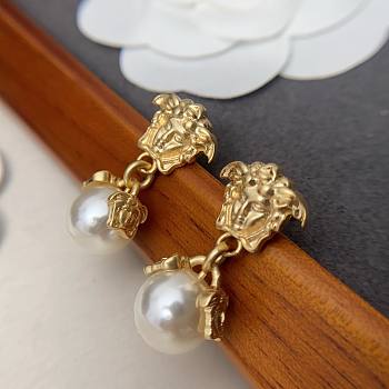 Versace medusa pearl earings 