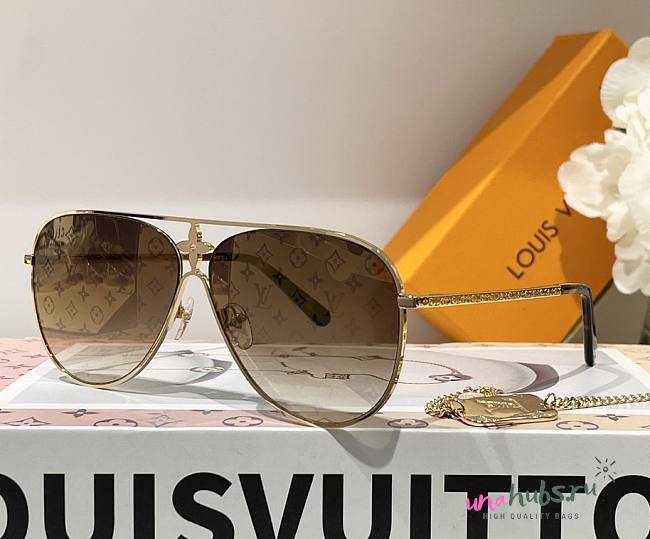 Louis Vuitton flower sunglasses ( 5 colors) - 1