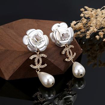 Chanel pearl flower earings 