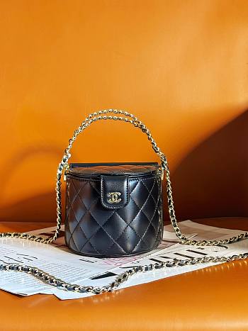 Chanel Vanity Bag in Black Lambskin With Metal Handle - 11x13x12cm