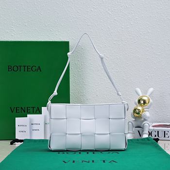 Bottega Veneta White Cassette Pouch Bag - 22.5x13.5x4.5cm