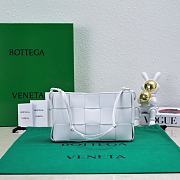 Bottega Veneta White Cassette Pouch Bag - 22.5x13.5x4.5cm - 4