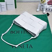 Bottega Veneta White Cassette Pouch Bag - 22.5x13.5x4.5cm - 3