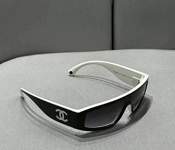 CHANEL SHIELD SUNGLASSES Nylon Fibre Black & White. 