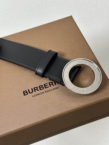 Burberry black Leather Engraved Round Buckle Belt