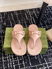 	 Gucci thong sandal with Horsebit in pink - 1