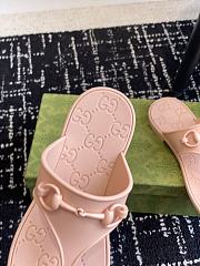 	 Gucci thong sandal with Horsebit in pink - 2