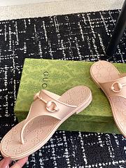 	 Gucci thong sandal with Horsebit in pink - 4