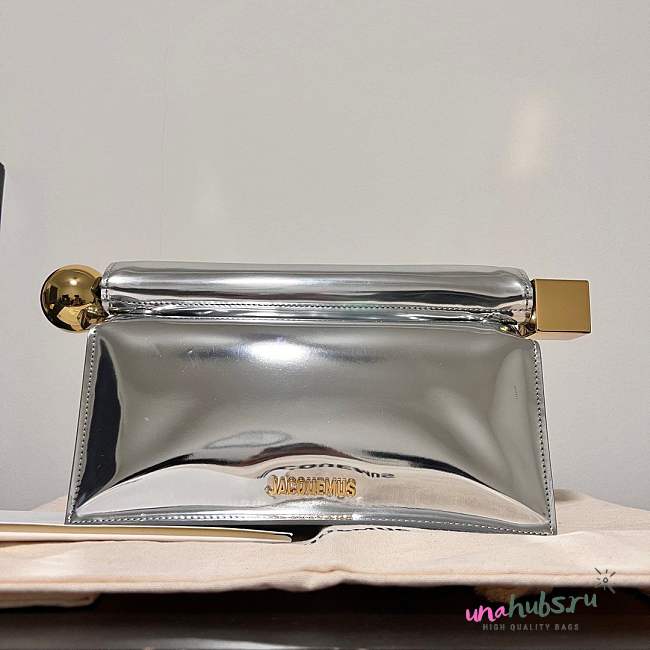 JACQUEMUS Metallic Patent Calfskin La Pochette Rond Carre Silver - 1