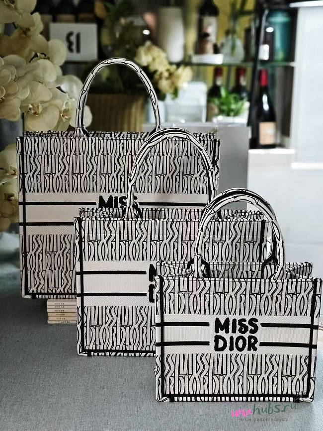 Dior Book Tote White and Black Miss Dior Graffiti Embroidery - 1