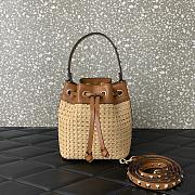 Valentino Rockstud raffia effect bucket bag 16x18x11cm - 1