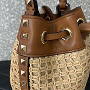 Valentino Rockstud raffia effect bucket bag 16x18x11cm - 6