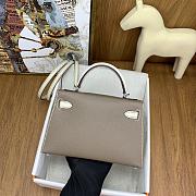 	 Hermes Mini Kelly Epsom Leather Taupe With White Strap 19cm - 2