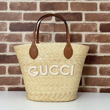 Gucci Medium straw tote with Gucci patch