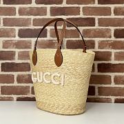 Gucci Medium straw tote with Gucci patch - 6