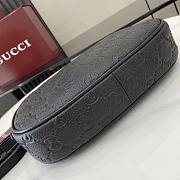 Gucci Emblem Small Shoulder Bag 25.5x 20x 5cm - 4