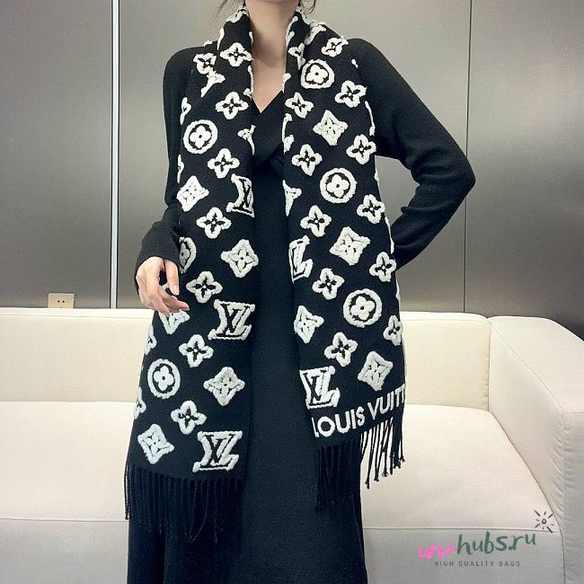 Louis Vuitton LV 3D Scarf Black 34*220CM - 1