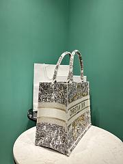 Dior Medium Book Tote Embroidery Gold-Tone Around the World Motif - 36 x 27.5 x 16.5 cm - 4