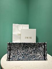 	 Dior Medium Book Tote Embroidery Gold-Tone Around the World Motif 03 - 36 x 27.5 x 16.5 cm - 5