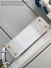 Louis Vuitton Capucines Crocodile White Bag - 17.3 x 9 x 27 cm - 6