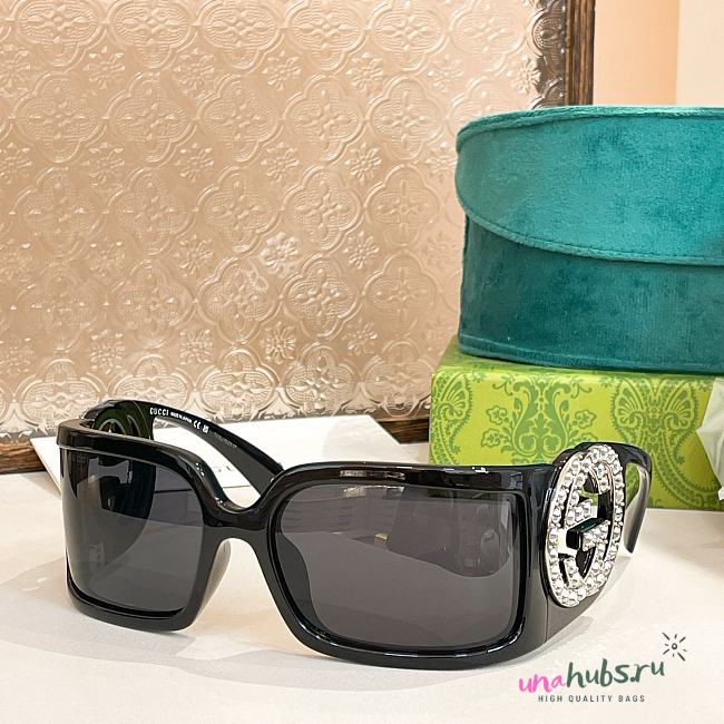 Gucci Rectangular frame sunglasses in black - 1