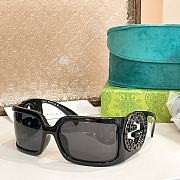 Gucci Rectangular frame sunglasses in black - 2