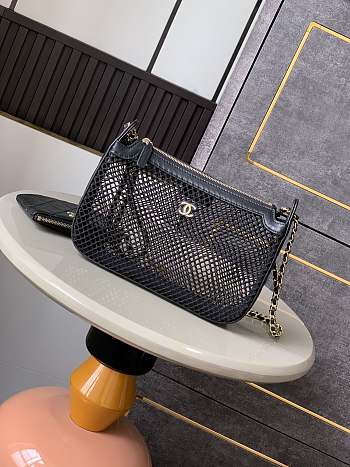 Chanel 25 small handbag, Grained calfskin & gold-tone metal, black 15 X21 X 5 cm