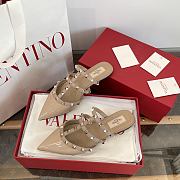	 Valentino Garavani Sapato Flat Com Detalhe Rockstud Nude - 3