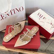 	 Valentino Garavani Sapato Flat Com Detalhe Rockstud Nude - 2